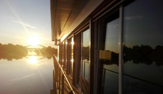 TINTERO HOUSE BOAT
