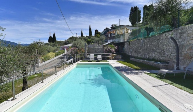 Apt in villa con sauna, piscina e campo da sport