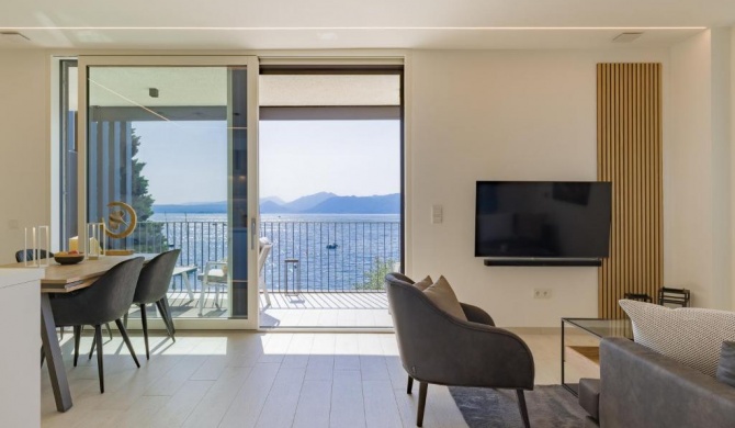 Dreamview Waterfront Apartment with Pool in Torri