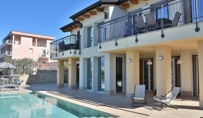 North House With Pool And Lake View