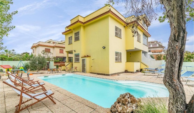 Beautiful home in Torvaianica with 5 Bedrooms and Outdoor swimming pool