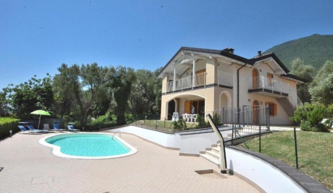 Appartamenti Theo e Fabiola con piscina e vista lago