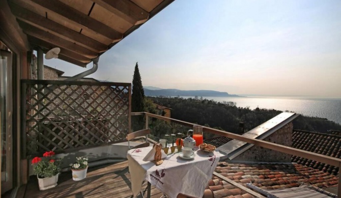 Betta - Newly Renovated Lake-View Terrace Apartment, Peaceful and Silent Surroundings