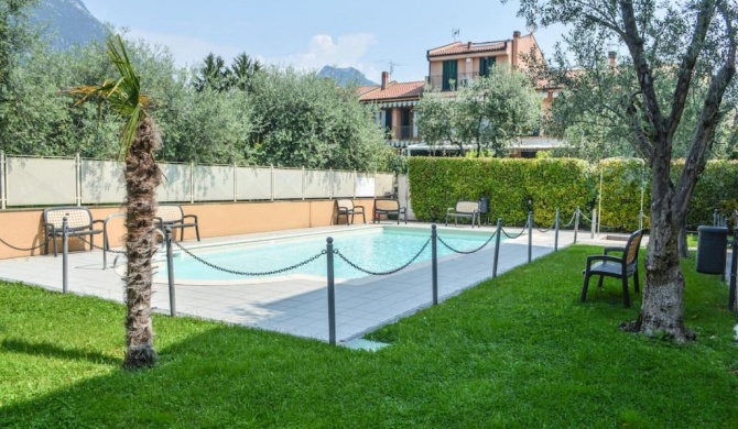 Comfortable flat with garden and pool!