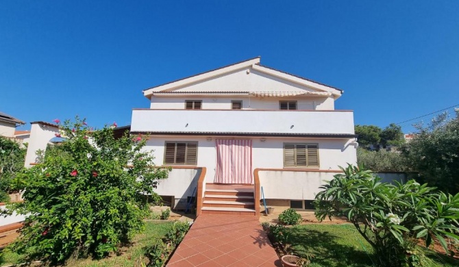 Villa Flora - with sea view, 2 minutes walk to beach