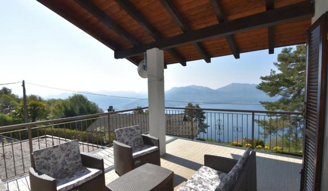 Detached house in the village Trarego with a nice view of the lake