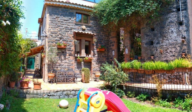 NICE mini House - tra l'Etna Catania Taormina e il Mare