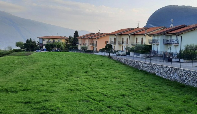 Carlino Appartamento giardino e piscina by Garda Domus Mea