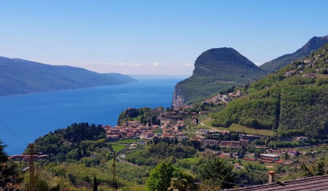Casa Palanca 2 balcony lake view By Garda Domus Mea