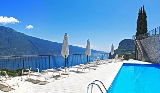 La Quiete 07 lake view Apartment by Gardadomusmea