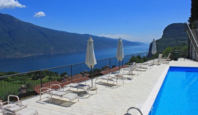 La Quiete 56 Lake view Apartment by Gardadomusmea
