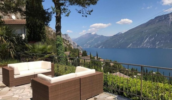 Ferienhaus in ruhiger Lage mit traumhaftem Panoramablick auf den Gardasee und gegenüberliegendes Bergmassiv