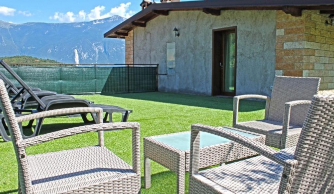 Villetta Ulivi CA7 sun terrace by Gardadomusmea