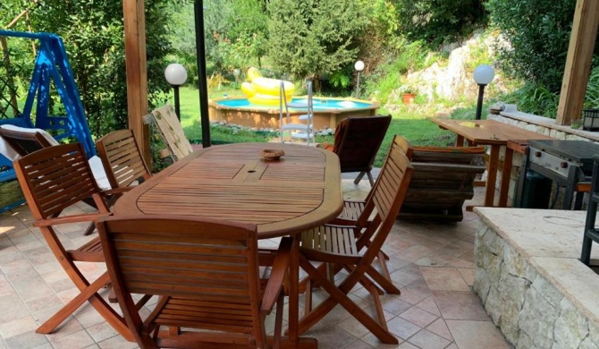 Appartamento con veranda, giardino e piscina