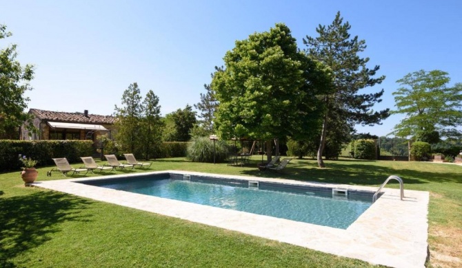 2 bedrooms house with shared pool enclosed garden and wifi at Trequanda