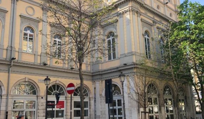Alla Scalinata del Teatro Rossetti confort suites