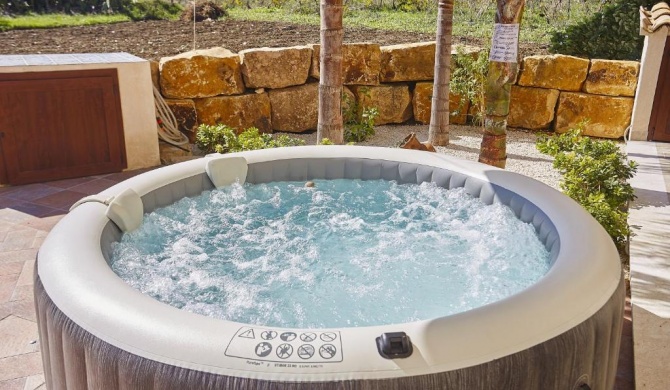 L A Apartments - private jacuzzi