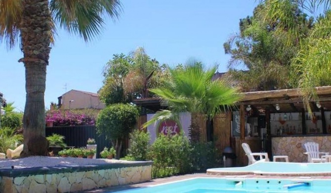 One bedroom appartement at Vaccarizzo delfino 50 m away from the beach with shared pool balcony and wifi
