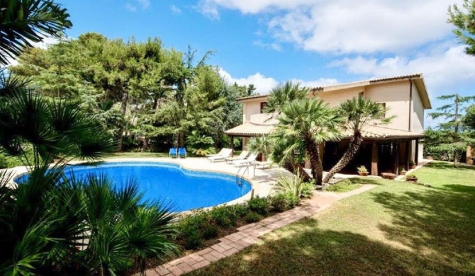 Superb luxurious spacious villa with privatepool and spacious garden near sea
