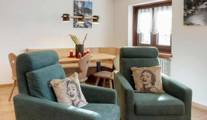 HelloChalet - Maison Mont Fleury- newly refurbished 50 mt center and ski bus stop