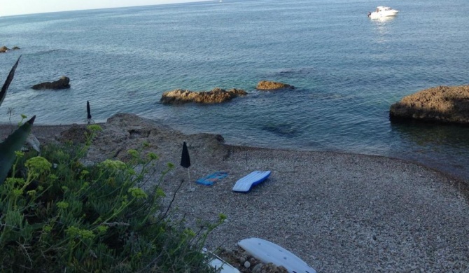 CASA ELEGANTE IN RIVA AL MARE CON AMPI SPAZI ESTERNI