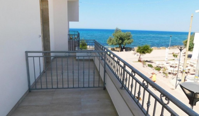 Bilocale con balcone sul mare 107