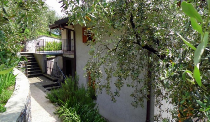 Idyllic Apartment in Vello with Balcony Garden Furniture