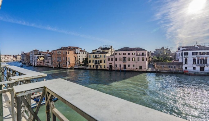 Ca' Degli Specchi Grand Canal