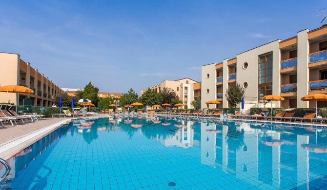 Splendid Residence with Pool Near Caorle - Apartment with Terrace by Beahost