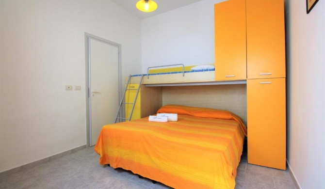 Trilocale arancione climatizzato con terrazza panoramica