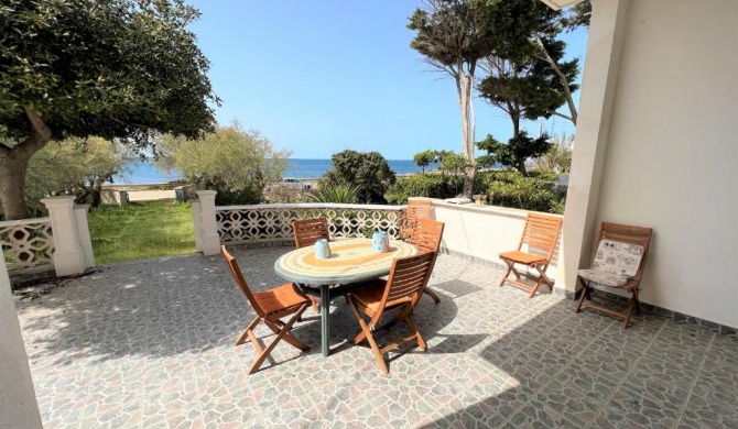 Villa climatizzata fronte mare con grande patio esterno